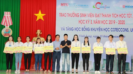 Doanh nghiệp trao học bổng cho 10 sinh viên xuất sắc.