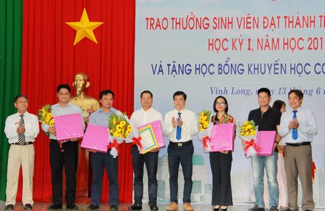 Trường ĐH Xây dựng Miền Tây tặng hoa và quà tri ân các công ty đã hợp tác, hỗ trợ nhà trường.