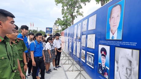 Đông đảo đoàn viên, sinh viên, học sinh tham dự buổi nói chuyện chuyên đề về chiến thắng Cái Sơn và Chủ tịch HĐBT Phạm Hùng.