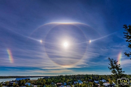 Hào quang mặt trời rực rỡ tại Yellowknife, Northwest Territories, Canada, tháng 9-2018 - ảnh: Martin Male.