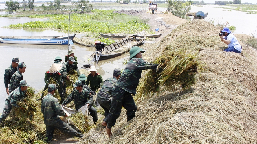 Nhà báo Khánh Duy (Báo Vĩnh Long) tác nghiệp trên cánh đồng lúa huyện Vĩnh Hưng (Long An) khi cùng các tác giả Ngọc Trảng- Cao Huyền thực hiện loạt bài “Dọc miền phên giậu Tây Nam tổ quốc”.