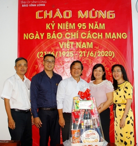 Đại diện Công ty CP In tổng hợp Cần Thơ chúc mừng Báo Vĩnh Long.