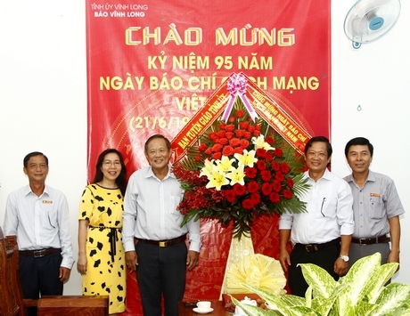 Đồng chí Nguyễn Bách Khoa- Trưởng Ban Tuyên giáo Tỉnh ủy đến thăm, tặng hoa chúc mừng Báo Vĩnh Long.