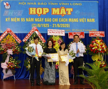 Ông Lữ Quang Ngời- Phó Bí thư Tỉnh ủy, Chủ tịch UBND tỉnh- trao bằng khen cho nhà báo có thành tích tiêu biểu.