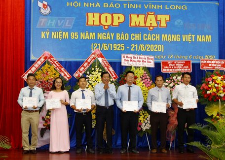  Ông Bùi Văn Nghiêm- Phó Bí thư Thường trực Tỉnh ủy, Chủ tịch HĐND tỉnh- trao giải nhất cho các tác giả, nhóm tác giả.