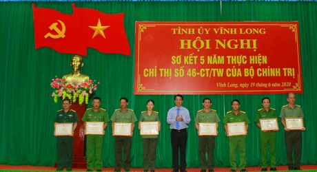 Phó Bí thư Tỉnh ủy, Chủ tịch UBND tỉnh- Lữ Quang Ngời- tặng bằng khen cho các tập thể, cá nhân tiêu biểu trong thực hiện Chỉ thị số 46 của Bộ Chính trị.       