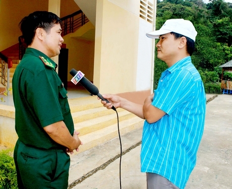 Nhà báo Đăng Khoa (đội nón) tác nghiệp trên biển đảo Tây Nam. Ảnh: Dương Thu