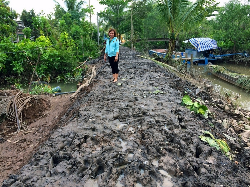  Nhà báo, phóng viên có thể tác nghiệp ở bất cứ địa hình nào: sình lầy, đồng trống, mưa gió…