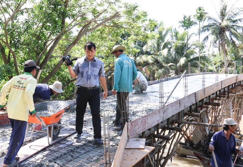 Nhà báo, phóng viên có thể tác nghiệp ở bất cứ địa hình nào: sình lầy, đồng trống, mưa gió…