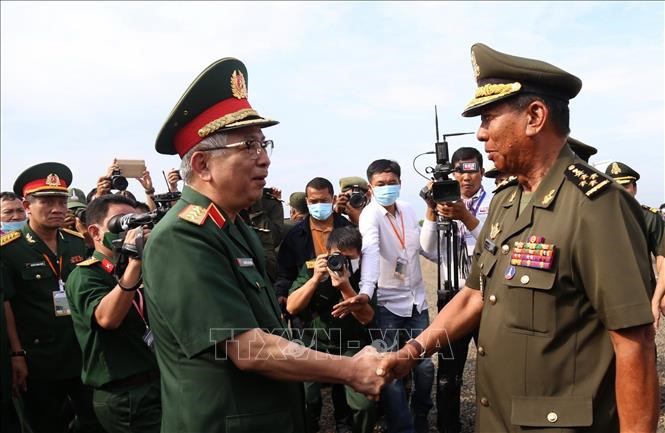 Thượng tướng Nguyễn Chí Vịnh, Thứ trưởng Bộ Quốc phòng Việt Nam gặp gỡ Phó Thủ tướng Campuchia Samdech Pichey Sena Tea Banh tại biên giới hai nước. Ảnh: Vũ Hùng/Pv TTXVN tại Campuchia