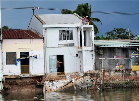 Một trong số 13 ngôi nhà bị sụp hoàn nửa nhà sau với diện tích khoảng 50 m2 xuống sông Trà Nóc. 