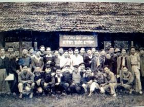 Lớp học viết báo đầu tiên tháng 4/1949 tại Việt Bắc. Ảnh: tư liệu