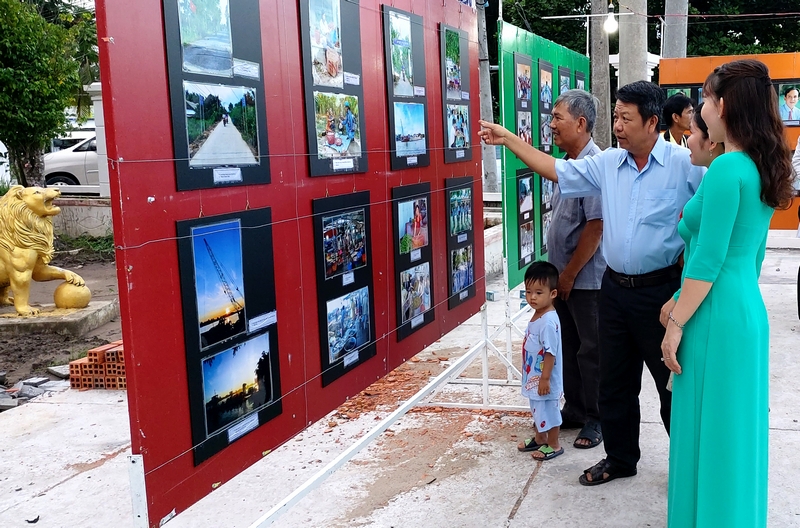 Tác phẩm văn học nghệ thuật trưng bày tại Nhà văn hóa xã Quới An.