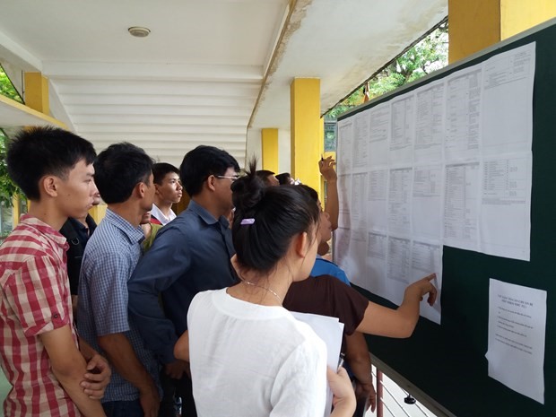 Thí sinh, phụ huynh tìm hiểu thông tin xét tuyển vào Đại học Bách khoa Hà Nội. (Ảnh: Phạm Mai/Vietnam+)