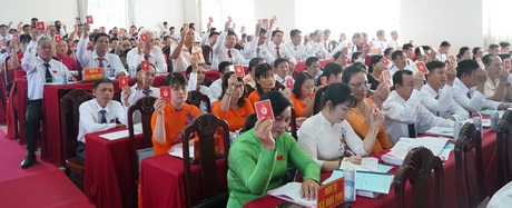 Đại biểu biểu quyết thống nhất số lượng cấp ủy cần bầu. 