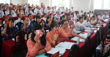 Đại biểu biểu quyết thống nhất danh sách bầu cử đại biểu dự Đại hội Đại biểu Đảng bộ tỉnh lần thứ XI.