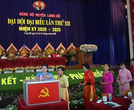 Đại biểu bỏ phiếu bầu đoàn đại biểu dự đại hội cấp trên.