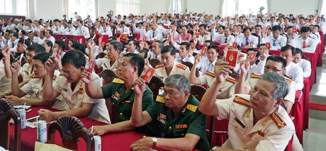Đại biểu biểu quyết thống nhất các chỉ tiêu chủ yếu.