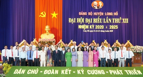 Cấp ủy khóa mới ra mắt nhận nhiệm vụ.