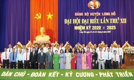 Đoàn đại biểu dự đại hội cấp trên ra mắt, hứa hẹn.