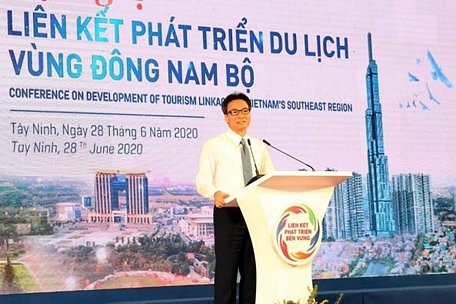 Phó Thủ tướng Vũ Đức Đam: Hội nghị thể hiện tính chủ động, quyết tâm của TPHCM, các tỉnh Đông Nam Bộ trong sự khó khăn của du lịch hiện nay, tìm giải pháp để vượt qua. Ảnh: VGP/Mạnh Hùng