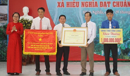 Bà Nguyễn Thị Quyên Thanh- Tỉnh ủy viên, Phó Chủ tịch UBND tỉnh trao cờ thi đua cấp tỉnh, bằng công nhận đạt chuẩn NTM và khen thưởng công trình phúc lợi trị giá 1 tỷ đồng cho xã Hiếu Nghĩa. 
