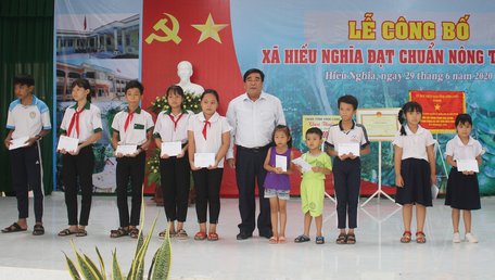 Dịp này, Ban vận động Quỹ Vì người nghèo tỉnh Vĩnh Long tặng 10 suất học bổng cho học sinh hiếu học.