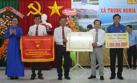Bà Nguyễn Thị Quyên Thanh- Tỉnh ủy viên, Phó Chủ tịch UBND tỉnh trao cờ thi đua cấp tỉnh, bằng công nhận đạt chuẩn NTM và khen thưởng công trình phúc lợi trị giá 1 tỷ đồng cho xã Trung Nghĩa.
