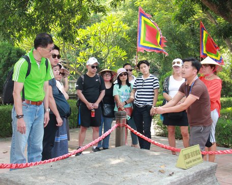 Những người làm ngành du lịch phải chịu được áp lực công việc, giỏi ngoại ngữ và có sức khỏe tốt.