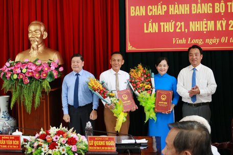  Bí thư Tỉnh ủy- Trần Văn Rón và Chủ tịch UBND tỉnh- Lữ Quang Ngời trao quyết định bổ nhiệm và hoa chúc mừng bà Trương Thanh Nhuận- Giám đốc Sở Giáo dục- Đào tạo và ông Võ Thành Nhân- Phó Giám đốc Đài Phát thanh- Truyền hình tỉnh Vĩnh Long.