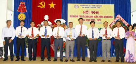 19 cá nhân có thành tích xuất sắc trong phong trào thi đua được tôn vinh tại hội nghị.