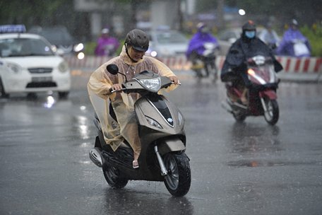 Hà Nội có mưa rào và dông, cục bộ có mưa vừa, mưa to .