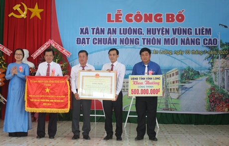Bà Nguyễn Thị Quyên Thanh- Tỉnh ủy viên, Phó Chủ tịch UBND tỉnh trao cờ thi đua cấp tỉnh, bằng công nhận đạt chuẩn NTM nâng cao và khen thưởng công trình phúc lợi trị giá 500 triệu đồng cho xã Tân An Luông.