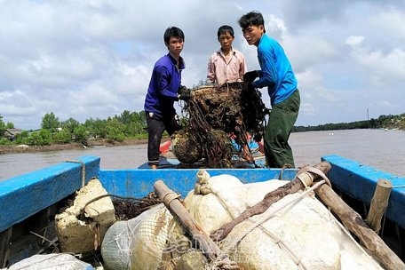 Hàng trăm phao nổi được người dân làm để khai thác thuỷ sản.