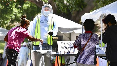 Một điểm xét nghiệm COVID-19 tại Los Angeles, bang California, Mỹ ngày 30/6/2020. Ảnh: AFP/TTXVN