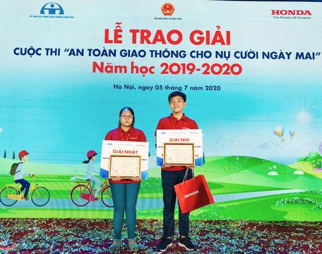 Hai học sinh xuất sắc của tỉnh đạt giải cao nhất của cuộc thi.