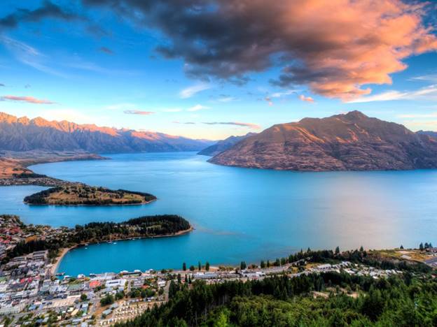 Hồ Wakatipu, New Zealand    Queenstown nằm trên đảo Nam của New Zealand, là nơi sinh ra môn nhảy bungee cũng như là một trong những địa điểm tốt nhất để lặn biển, chèo thuyền vượt thác, dù lượn và đi bộ đường dài. Đến đây, du khách sẽ được ở tại những khách sạn nằm sát với bờ hồ Wakatipu, nơi được bao quanh bởi những ngọn núi, đặc biệt là dãy Remarkables phủ đầy tuyết.