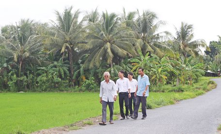 Nhờ làm tốt công tác huy động sức dân, đã tạo nên diện mạo mới cho xã. Trong ảnh: Ông Khanh (đi trước) đã hiến 200m2 đất để làm đường liên ấp.