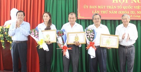 Phó Bí thư Thường trực Tỉnh ủy- Bùi Văn Nghiêm (bìa trái) và ông Lê Quang Đạo- Chủ tịch UBMTTQ Việt Nam tỉnh (bìa phải) trao bằng khen và hoa cho 2 tập thể và 1 cá nhân đã ủng hộ tiền, vật chất vào quỹ phòng chống dịch COVID-19 và hạn hán, xâm nhập mặn năm 2020.