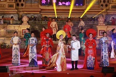 Trình diễn áo dài tại Festival Huế 2018. (Ảnh: Hoàng Hùng/TTXVN)