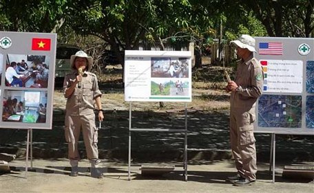 Cán bộ phụ trách dự án giới thiệu các phương pháp hoạt động khảo sát, rà phá bom mìn tại Quảng Bình. (Ảnh: Đức Thọ/TTXVN)