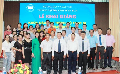 Các học viên ngành tài chính- ngân hàng cùng lãnh đạo Trường ĐH Kinh tế TP Hồ Chí Minh tại lễ khai giảng.