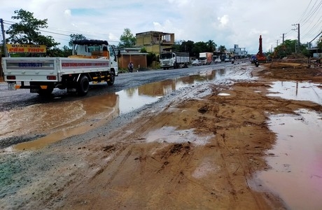 Nhiều tuyến quốc lộ qua ĐBSCL nhỏ, hẹp. (Trong ảnh QL30 nối An Thái Trung- Cao Lãnh ( Đồng Tháp) đang được nâng cấp).