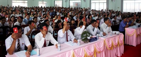 Đại biểu biểu quyết thống nhất chương trình đại hội chính thức.