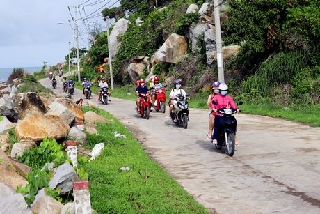 Các điểm du lịch, du khách thuê xe tự điều khiển tham quan, nhưng hầu hết người cho thuê không hỏi giấy phép lái xe, hoặc nồng độ cồn, chất kích thích.