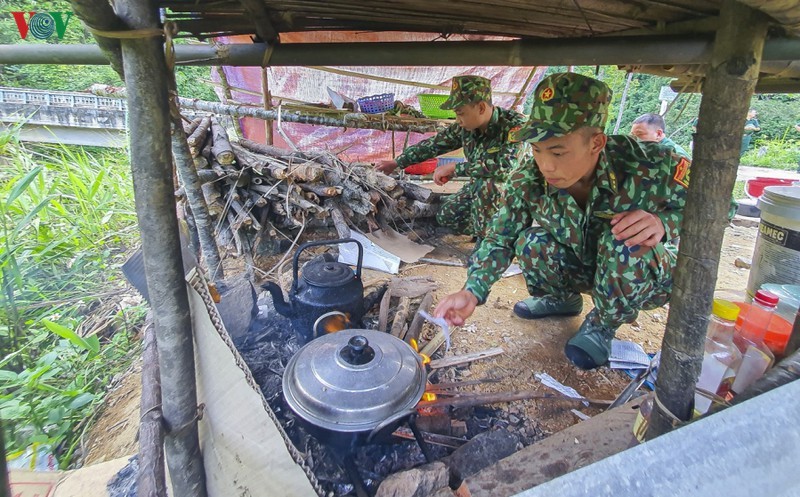 Ở xa trung tâm, không thể tiếp tế thực phẩm hằng ngày, các bếp “dã chiến” đã được dựng để nấu nướng.