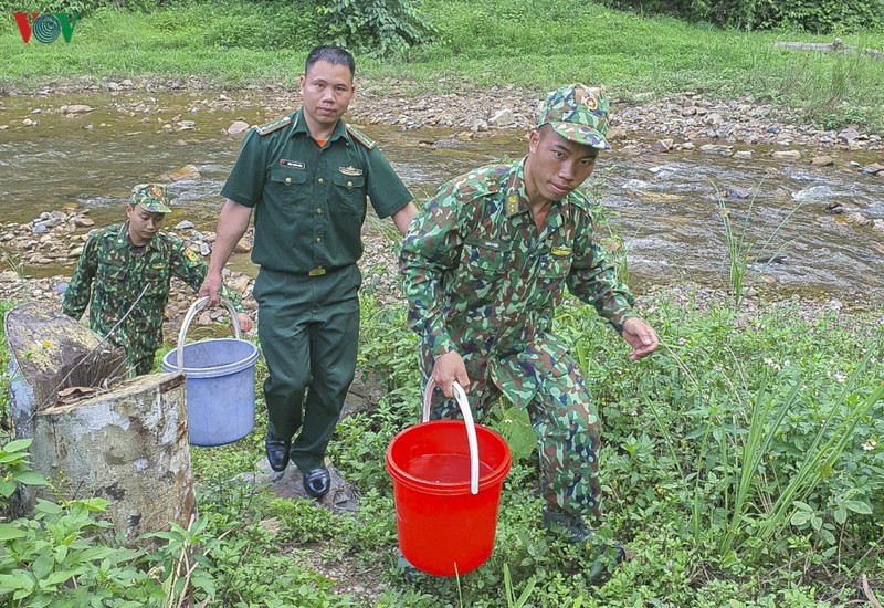 Không có nước sạch, toàn bộ sinh hoạt của tổ chốt chặn phụ thuộc hoàn toàn vào nguồn nước suối Nậm Pồn và nước mưa.