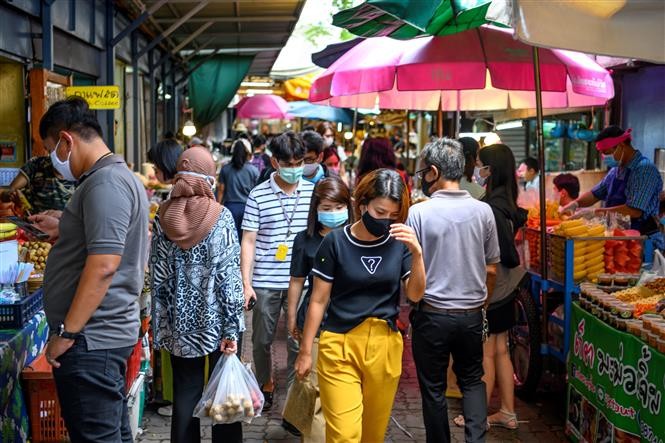 Người dân đi chợ tại thủ đô Bangkok. Ảnh: AFP