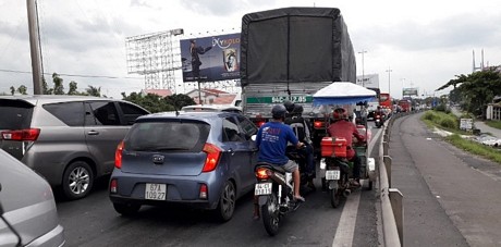 Kẹt xe- nỗi ám ảnh nhiều người về ĐBSCL. (Trong ảnh kẹt xe khu vực cầu Mỹ Thuận- đoạn phía tỉnh Tiền Giang vào chiều 3/7/2020).