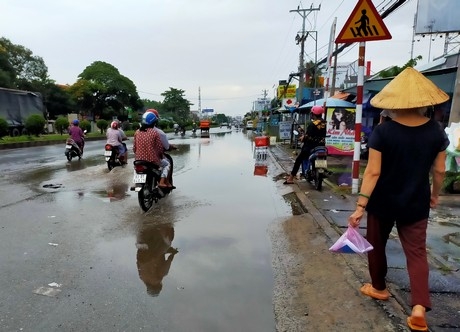 QL1 từ Tiền Giang về Vĩnh Long nhiều nơi xuống cấp.